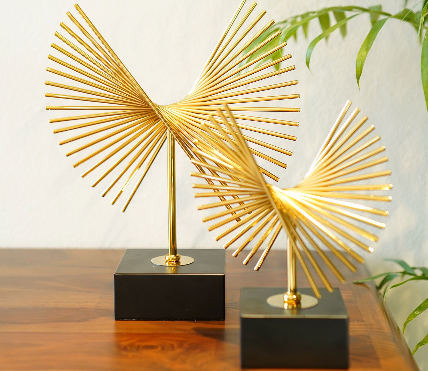 Golden Radiance Abstract Table Showpiece (L, Gold)