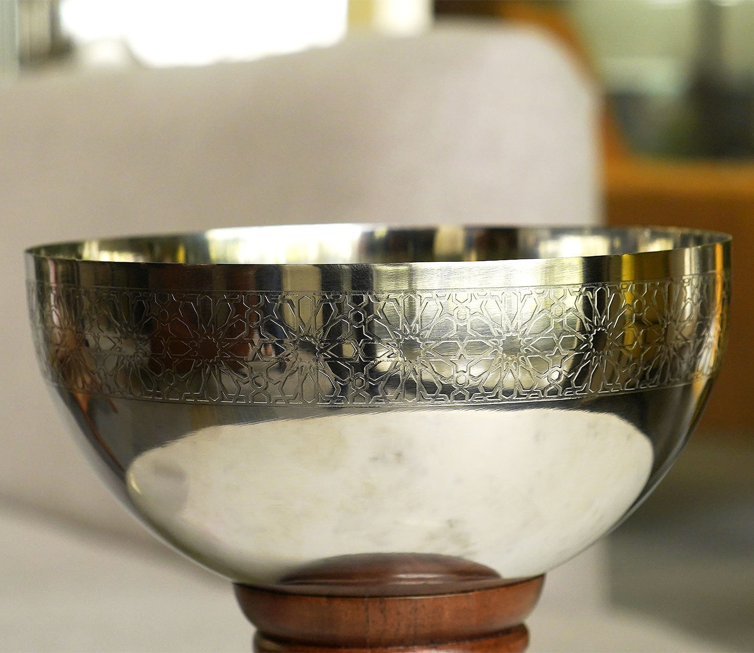 Ranier Metal and Wooden Base Round Bowl (L, Silver)