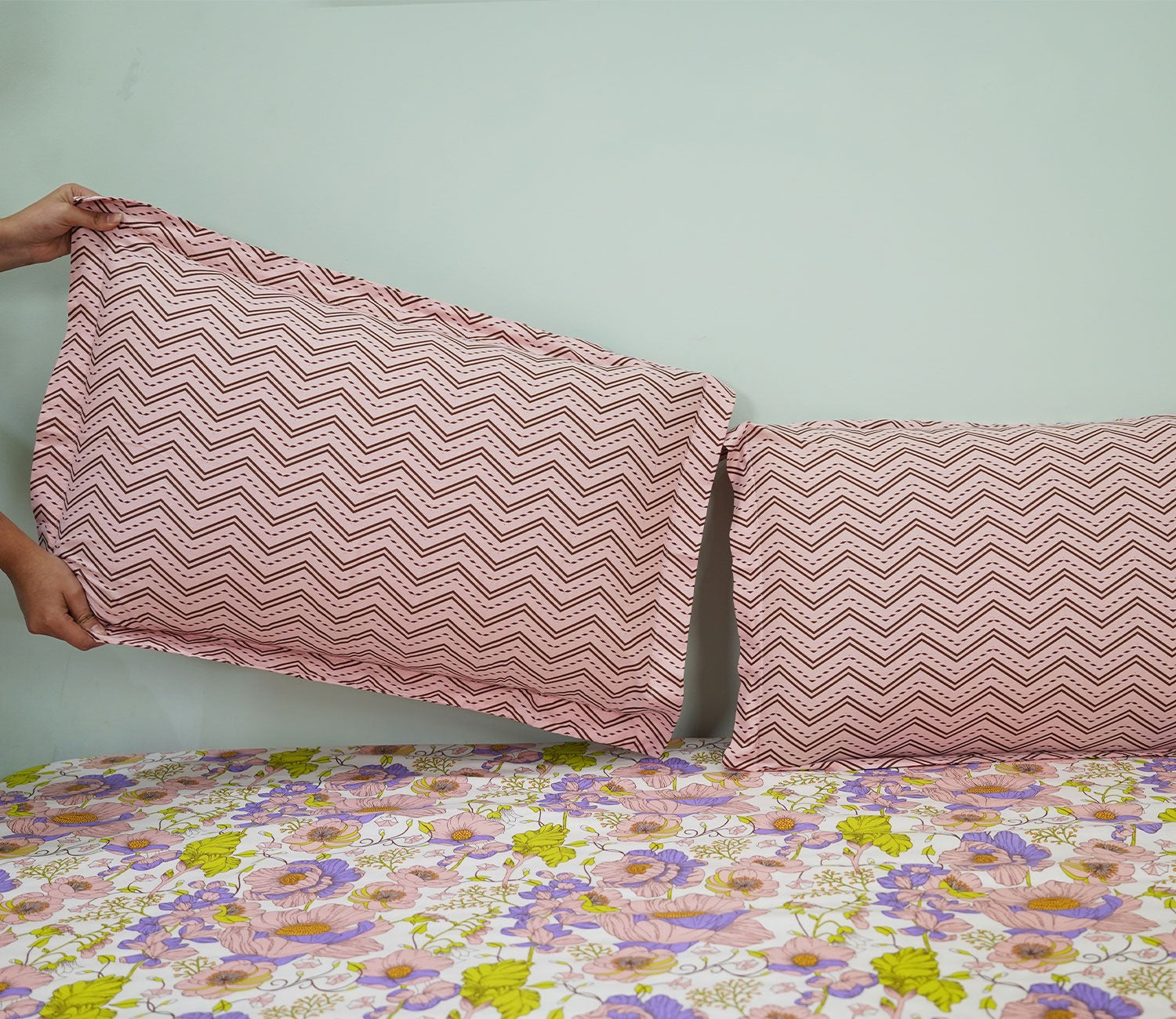 Ellen Moments Queen Size Bedsheet (Pink)