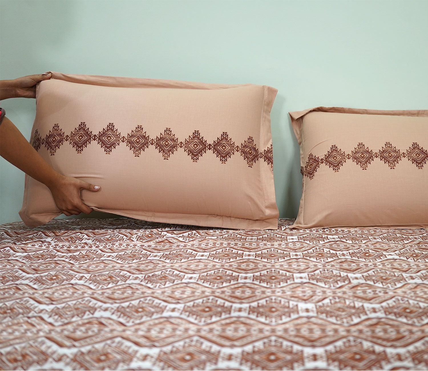 Aztec Moments Queen Size Bedsheet (Brown)