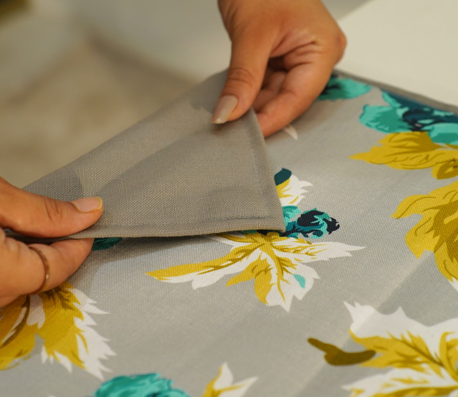 Aqua Bouquet Printed Cotton Table Runner (Grey, 13 x 72 Inches)