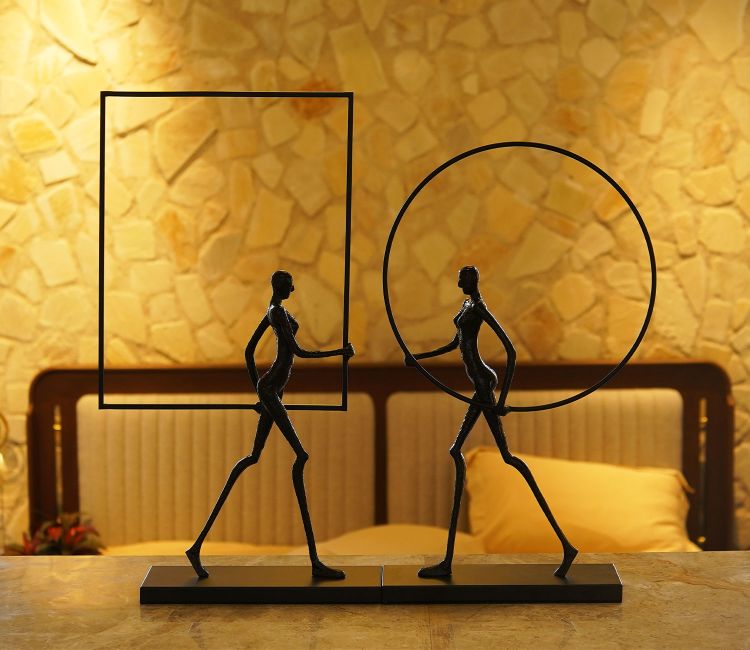Black Wonder Women Table Showpeice (L, Black)