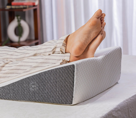 Mountmist Memory Foam Wedge Pillow for Sleeping & Acid Reflux Relief, Orthopedic Wedge Cushion with Removalbe Cover for Leg Elevation