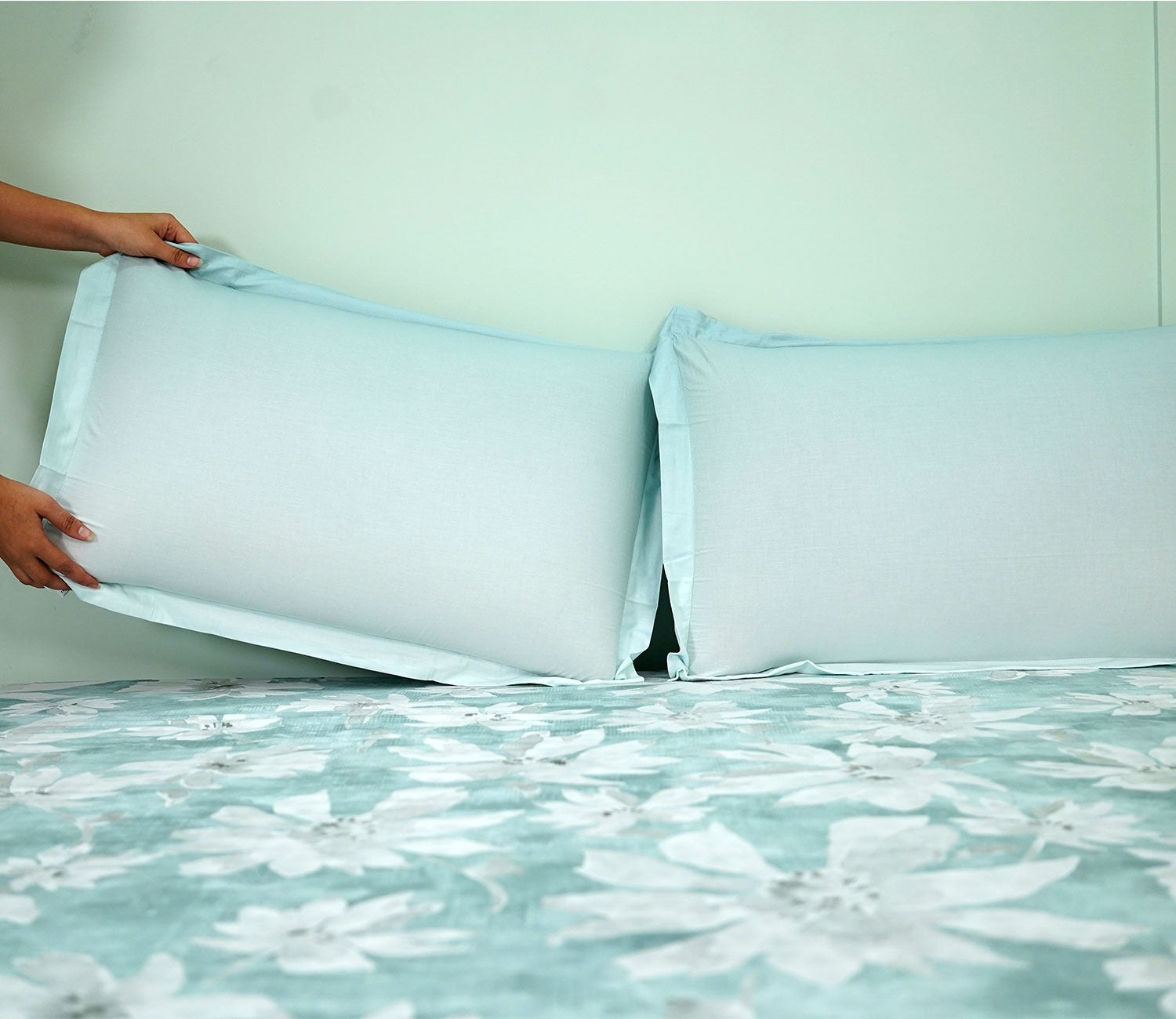 Blossom Flat Cotton Bed Sheet King Size with 2 Pillow Covers (Blue)