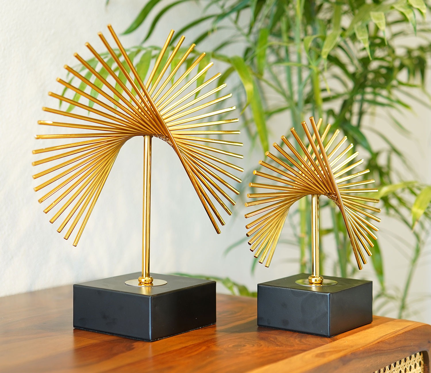 Golden Radiance Abstract Table Showpiece (L, Gold)