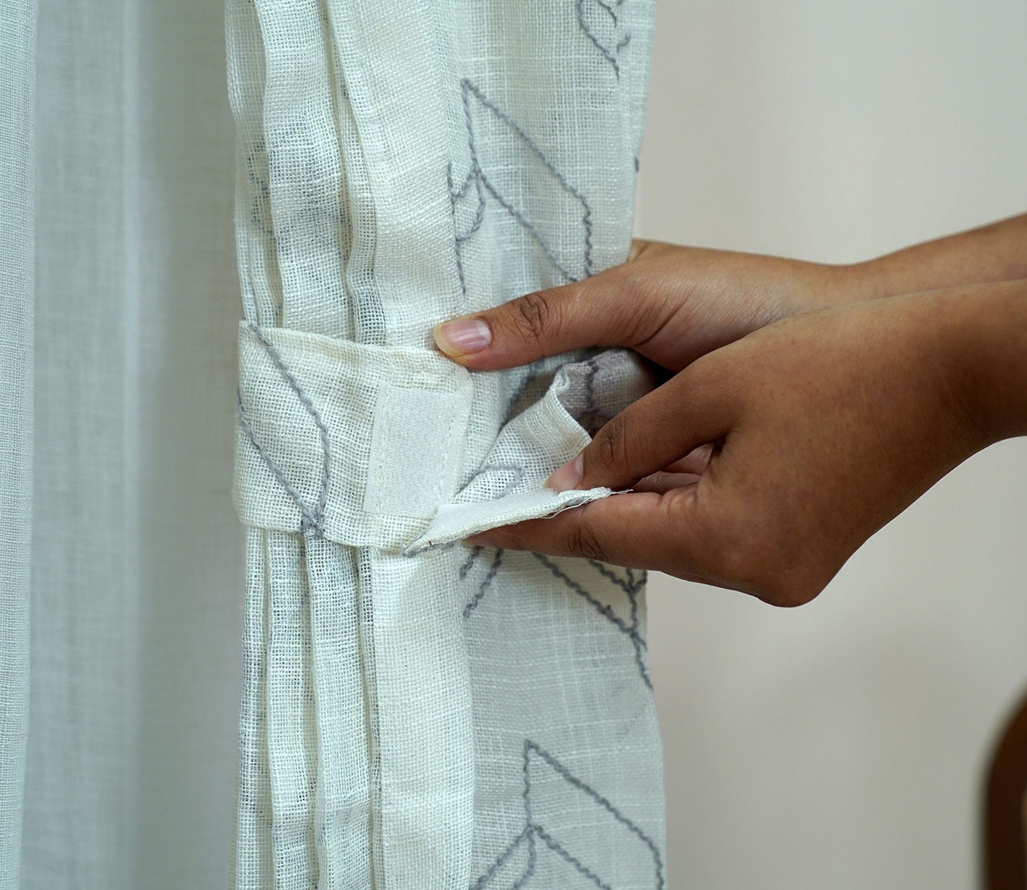 Threaded Patterned 1 Piece Sheer Curtain (Grey, 7 Feet)