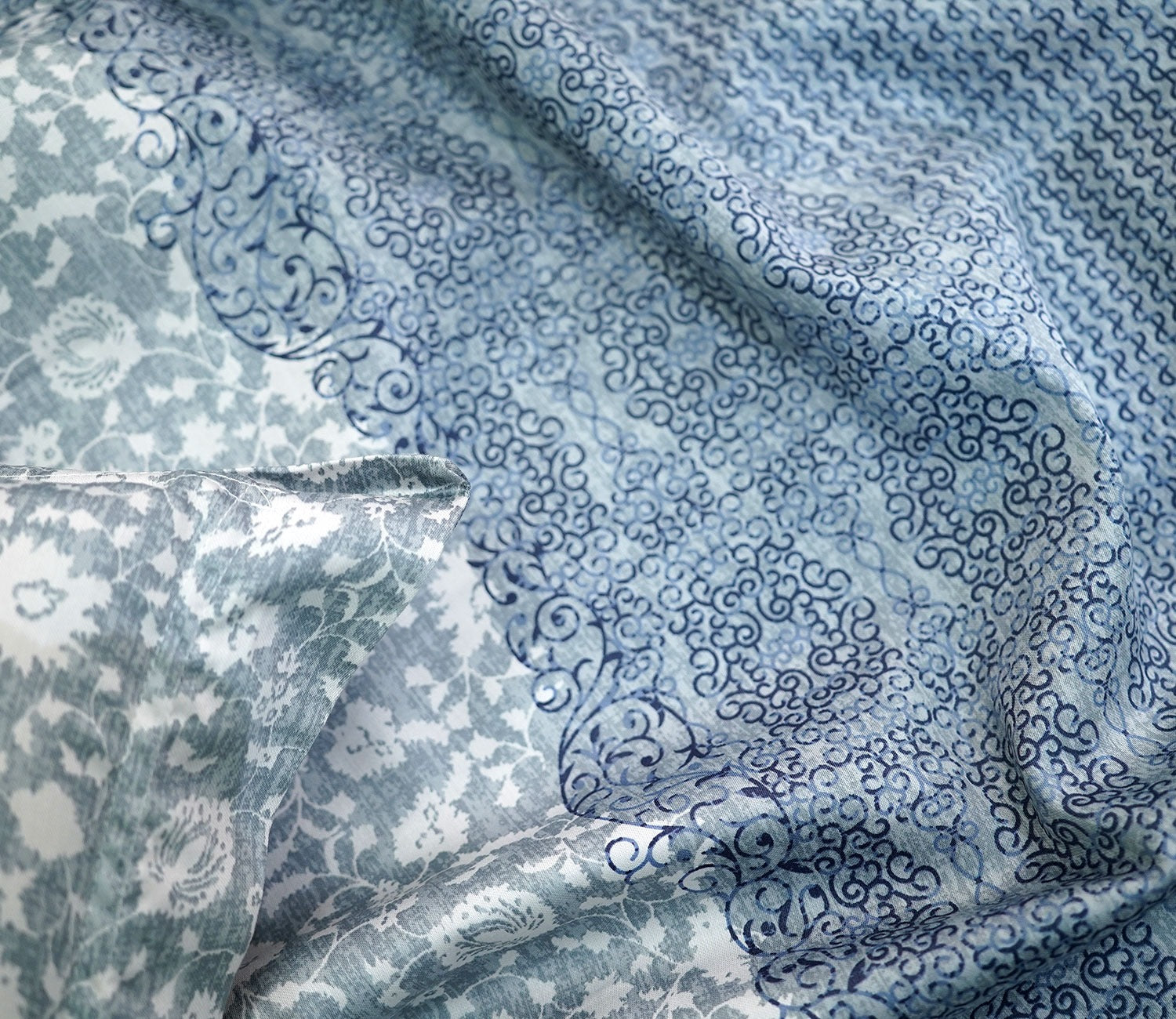 Acanthus Classic Printed King Size Bedsheet (Blue)
