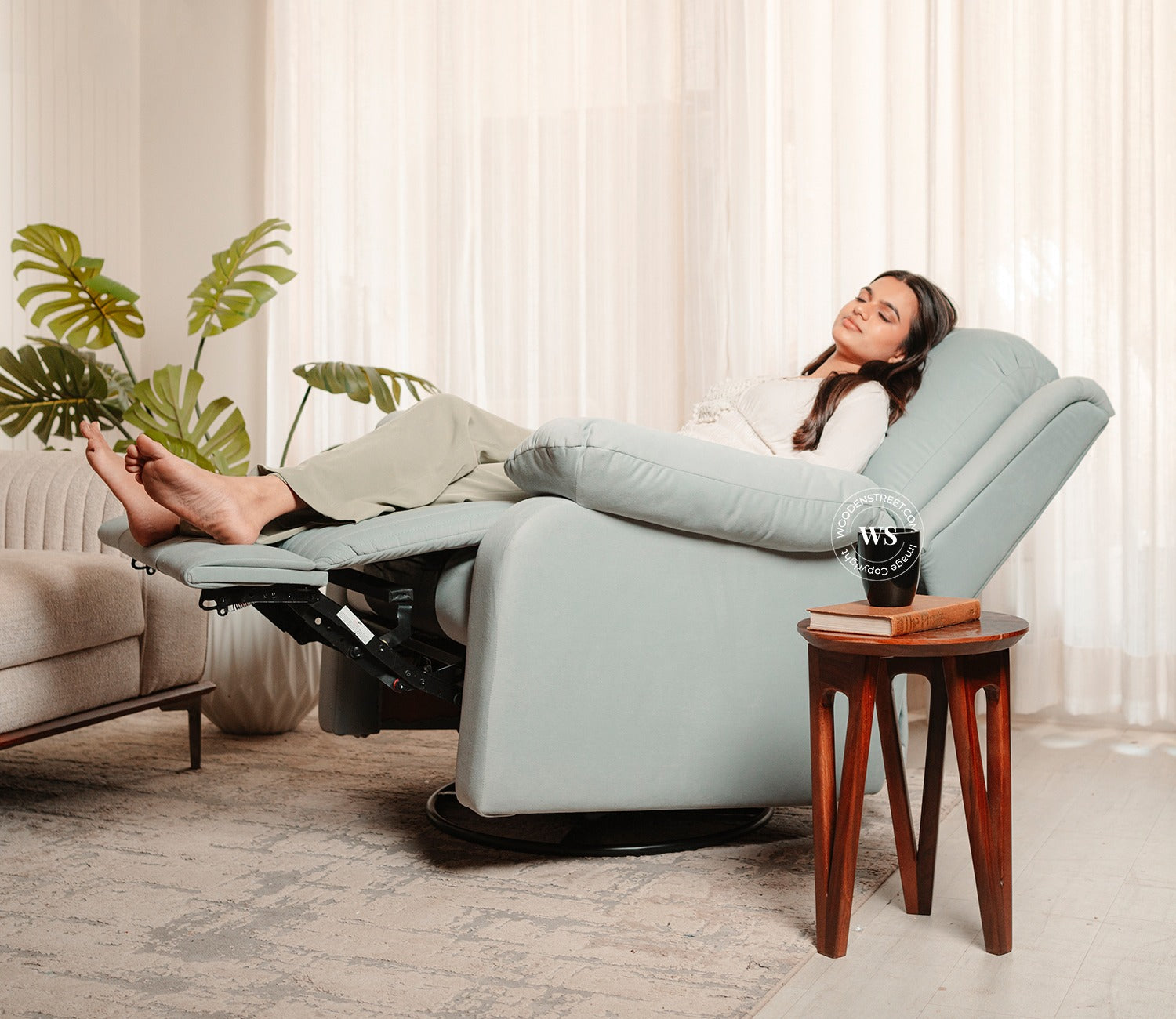 Arvana Motorized Recliner Sofa (Grey)