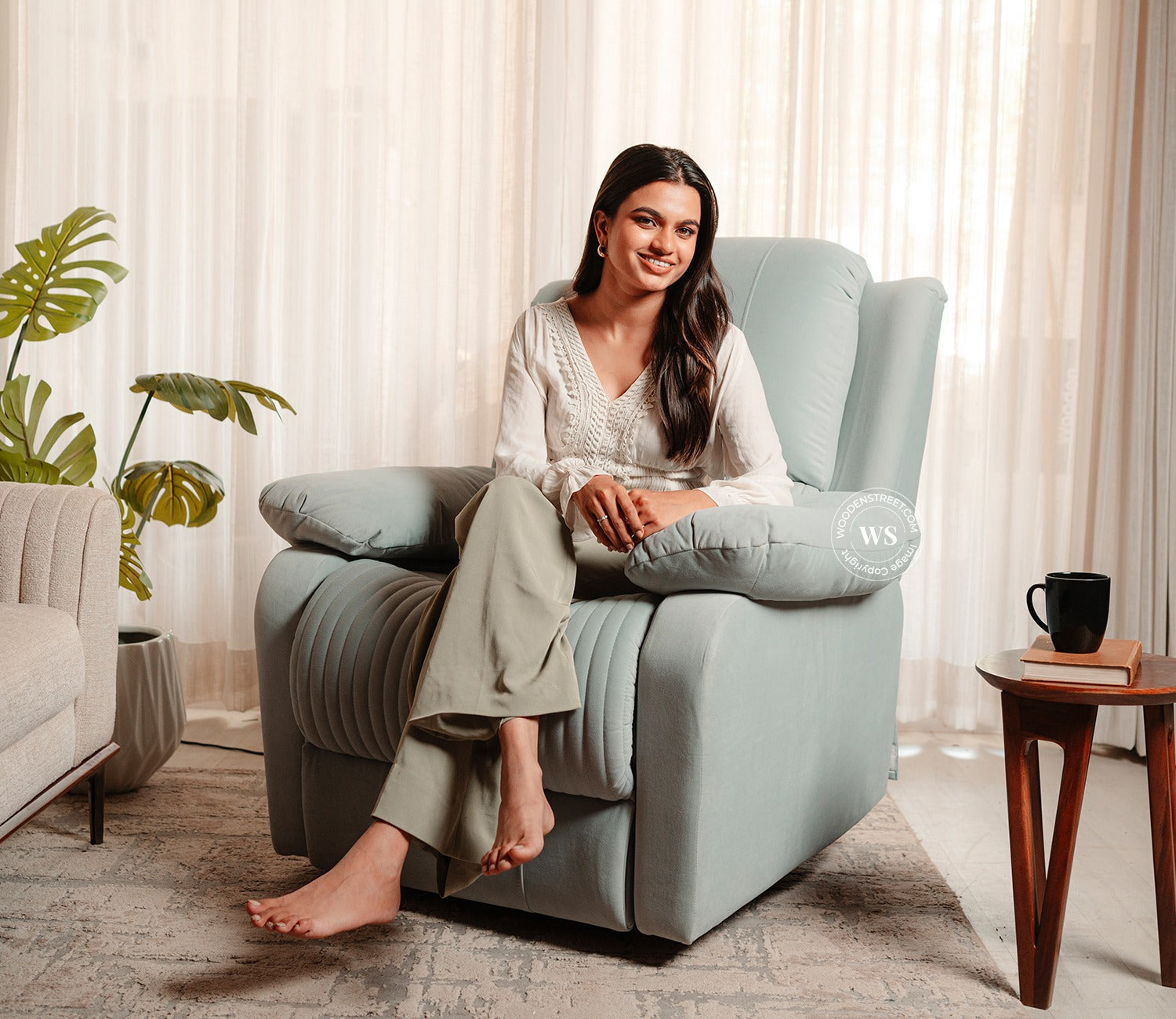 Arvana Motorized Recliner Sofa (Grey)