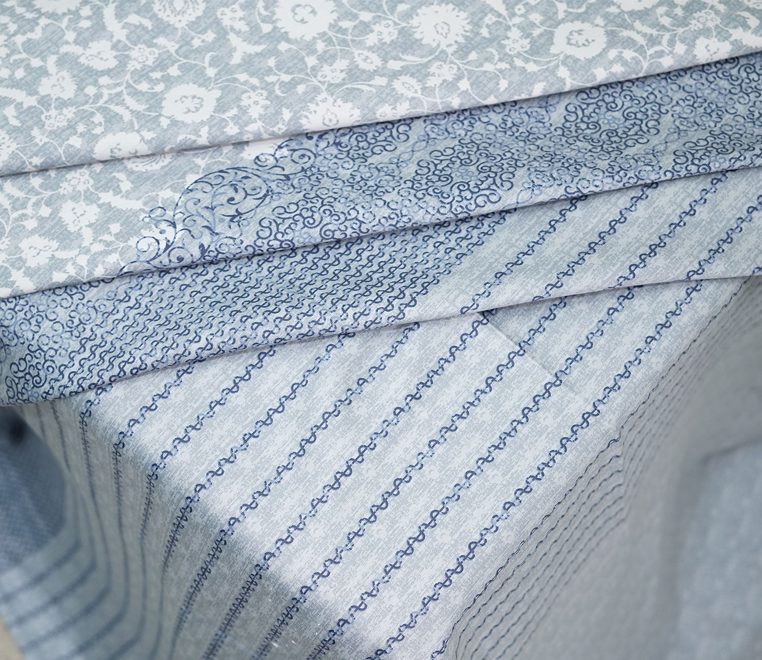 Acanthus Classic Printed King Size Bedsheet (Blue)