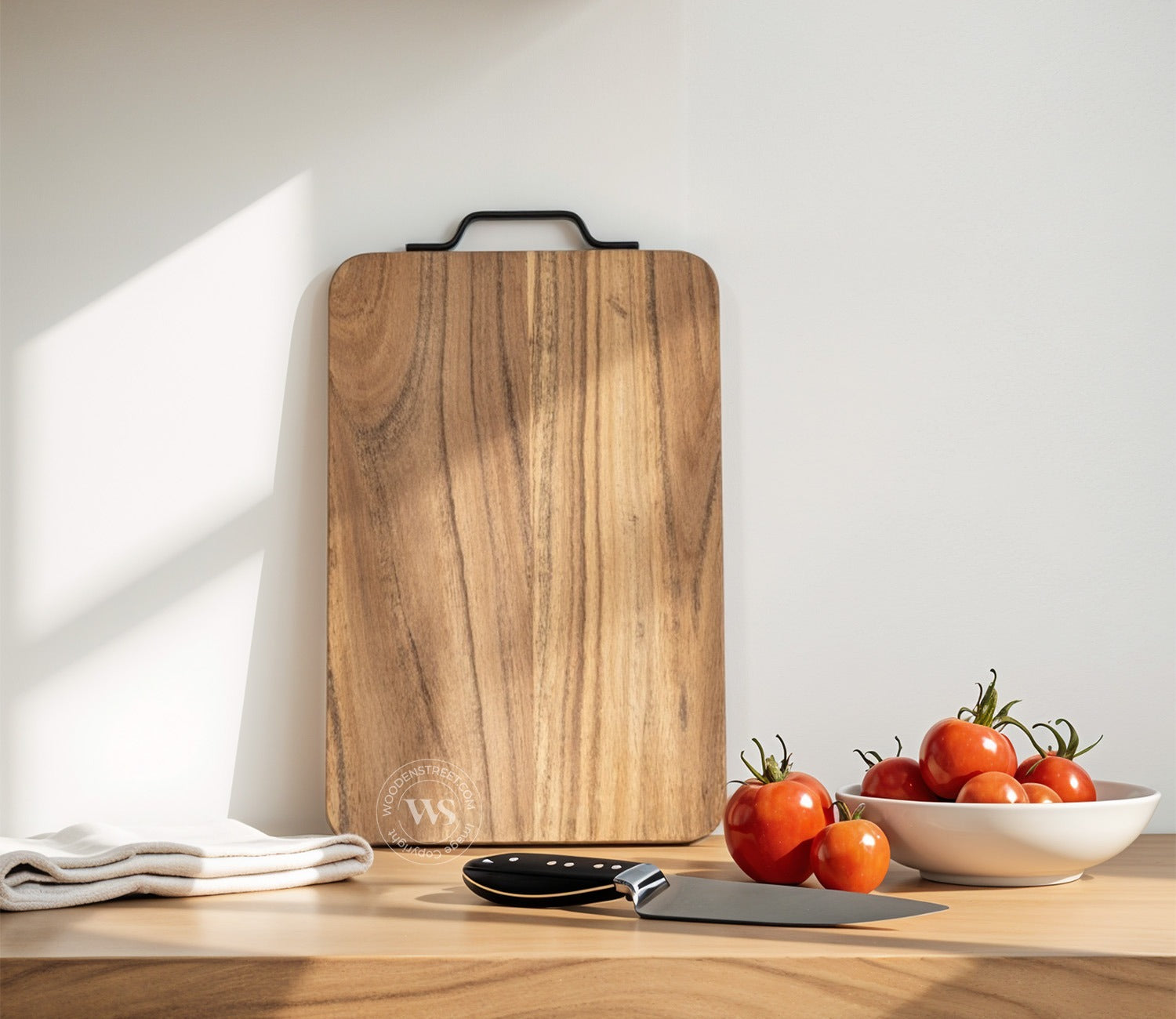 Turf Acacia Wood Handcrafted Non Slip Chopping Board With Metal Handle For Kitchen