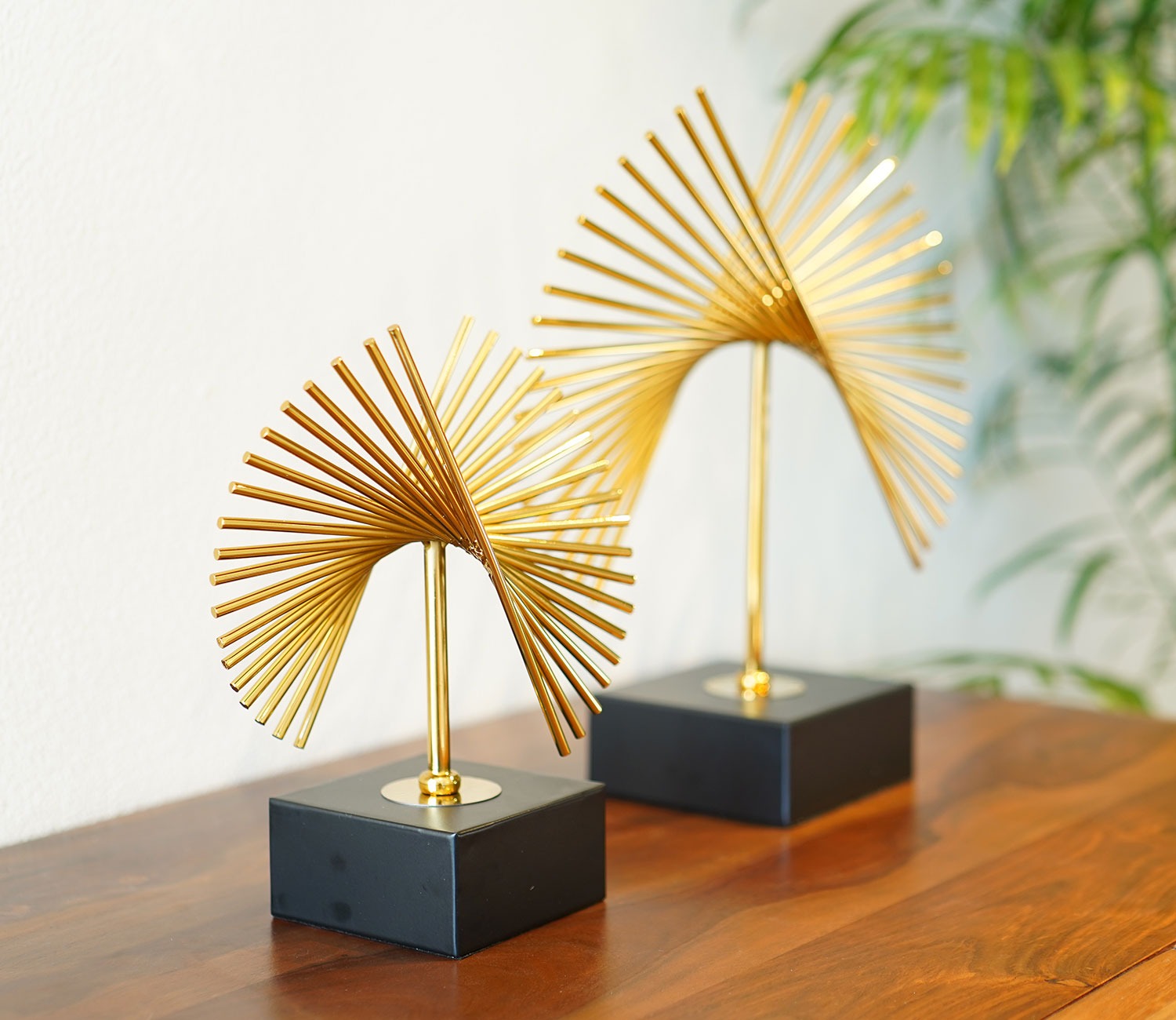 Golden Radiance Abstract Table Showpiece (L, Gold)