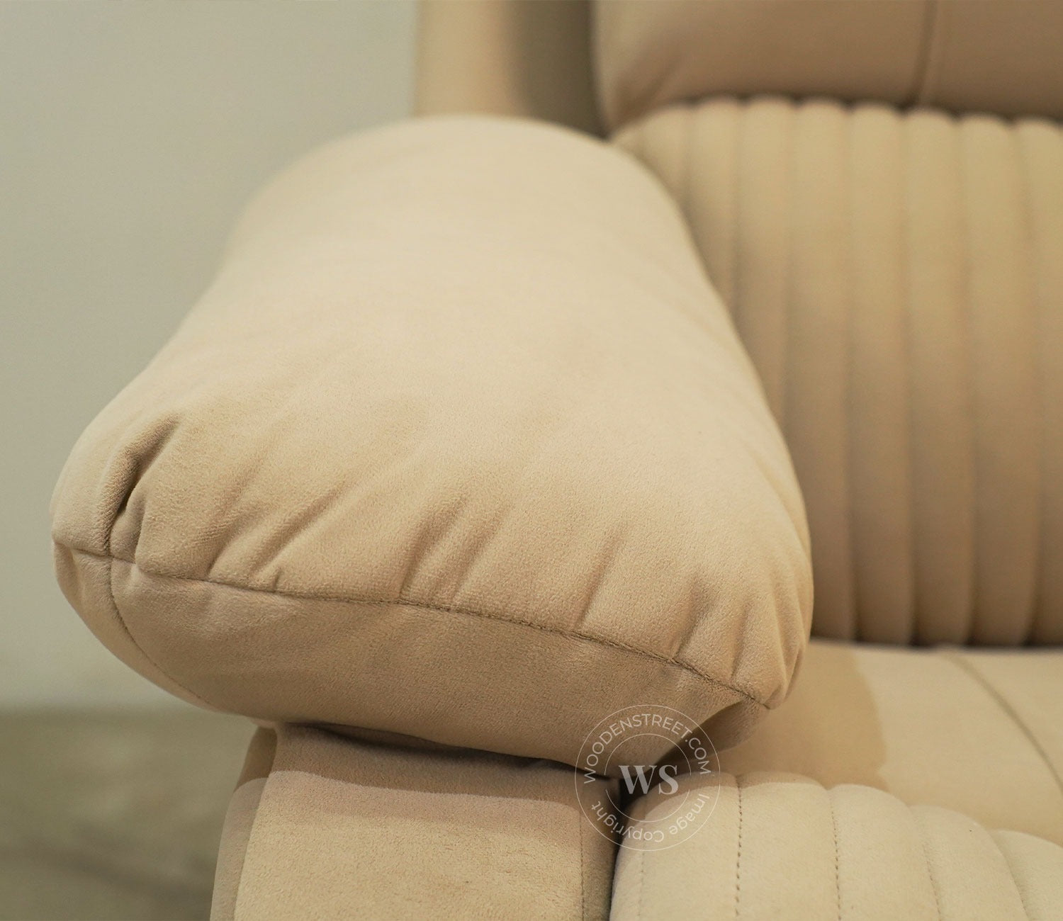 Arvana Motorized Recliner Sofa (Beige)
