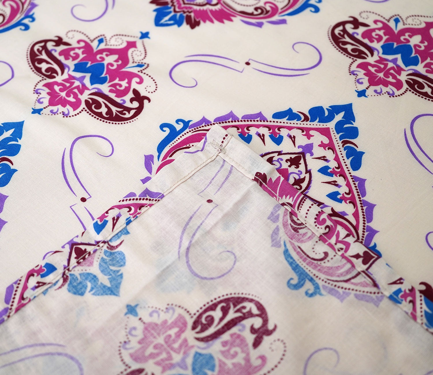 Adorn Moments Queen Size Bedsheet (Pink)