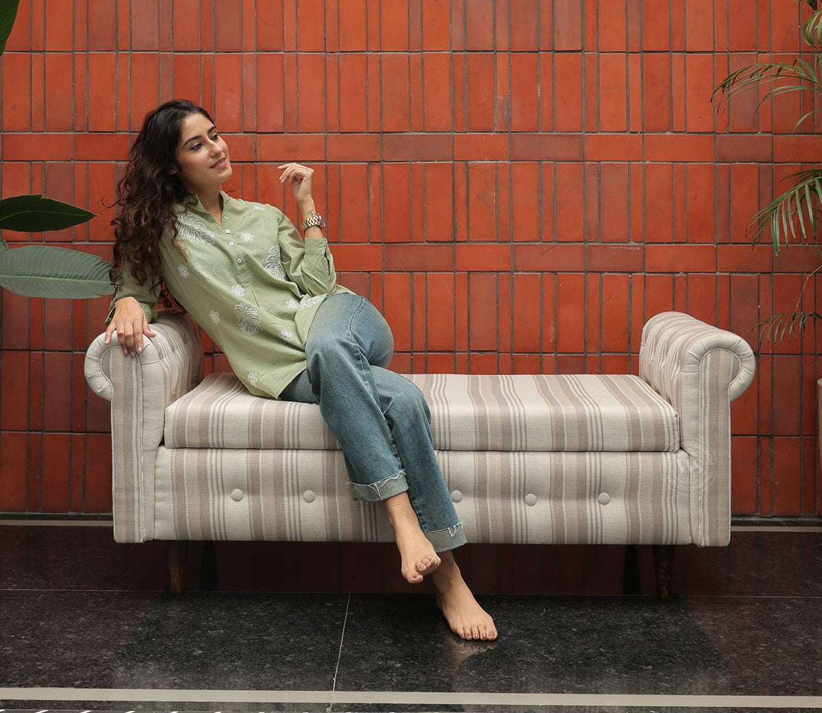 Velo Cushioned Hand Carved Sofa Bench With Hidden Storage (Cream Strip)