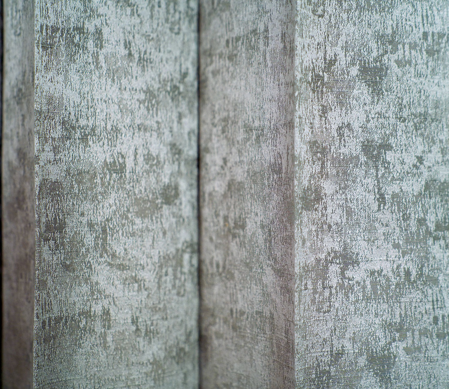 Shiny Textured Blackout 1 Piece Curtain (Grey, 7 Feet)