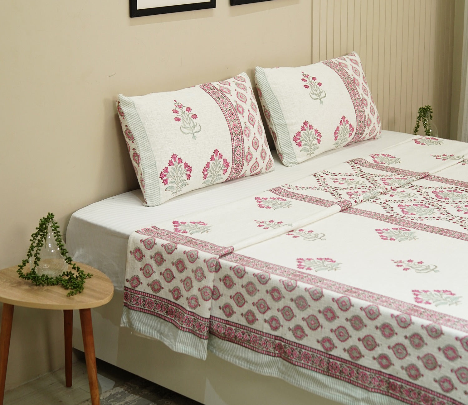 Modish Floral Printed Handloom Cotton Double Bed Cover King Size