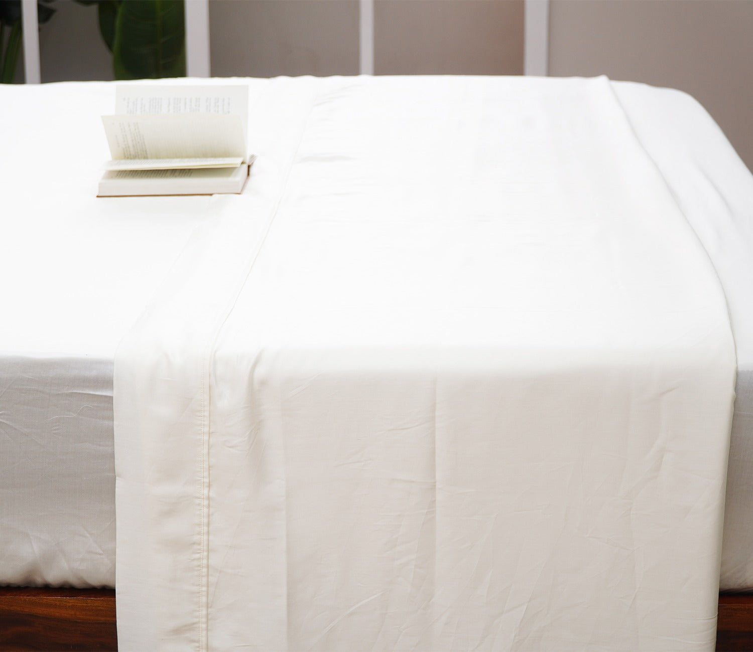 Vegan Bamboo Silk Bedsheet 300 TC Naturally Anti-Bacterial Fitted King Bedsheet with 2 Pillow Cover (Ivory)