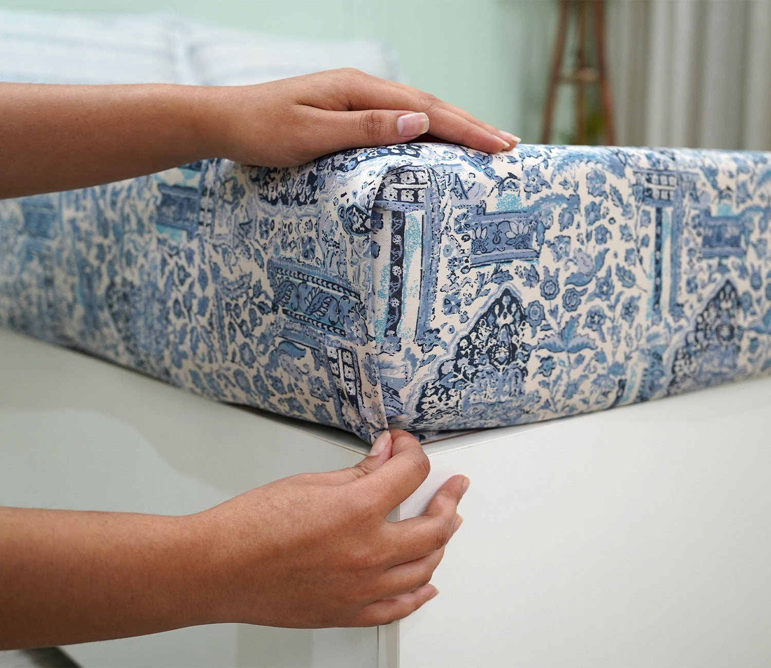 Allure Classic Printed King Size Bedsheet (Blue)