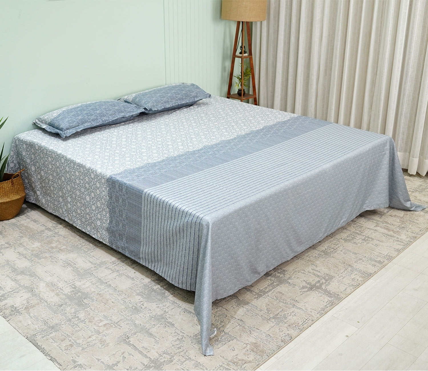 Acanthus Classic Printed King Size Bedsheet (Blue)