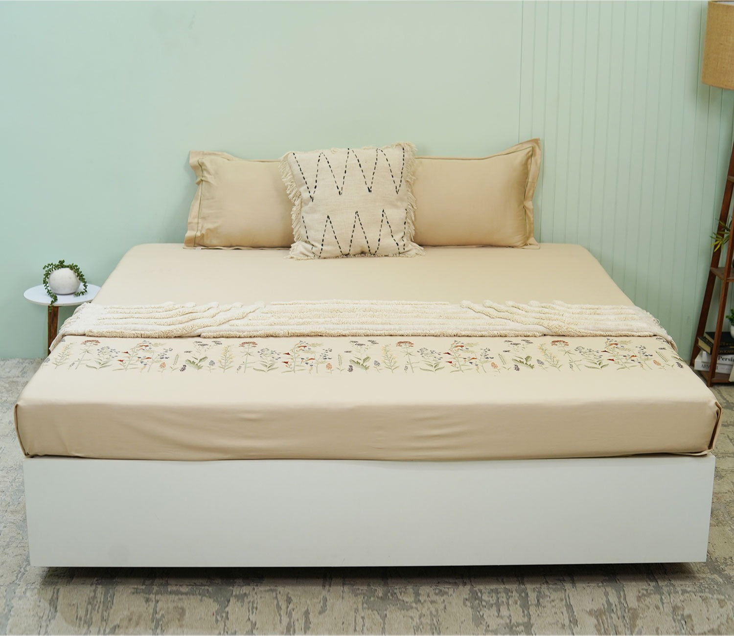 Yard Embroidery Flat Cotton Bed Sheet King Size with 2 Pillow Covers