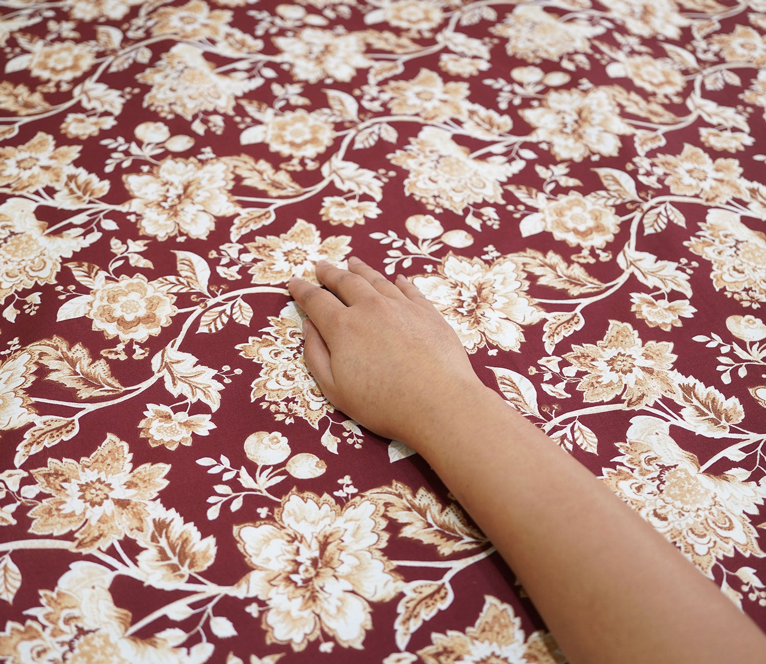 Rose Moments Queen Size Bedsheet (Red)
