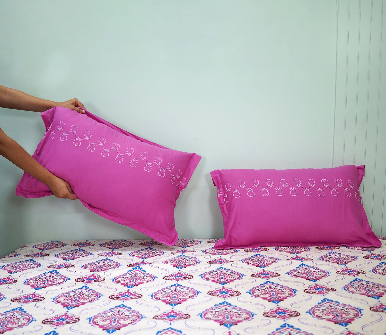 Adorn Moments Queen Size Bedsheet (Pink)