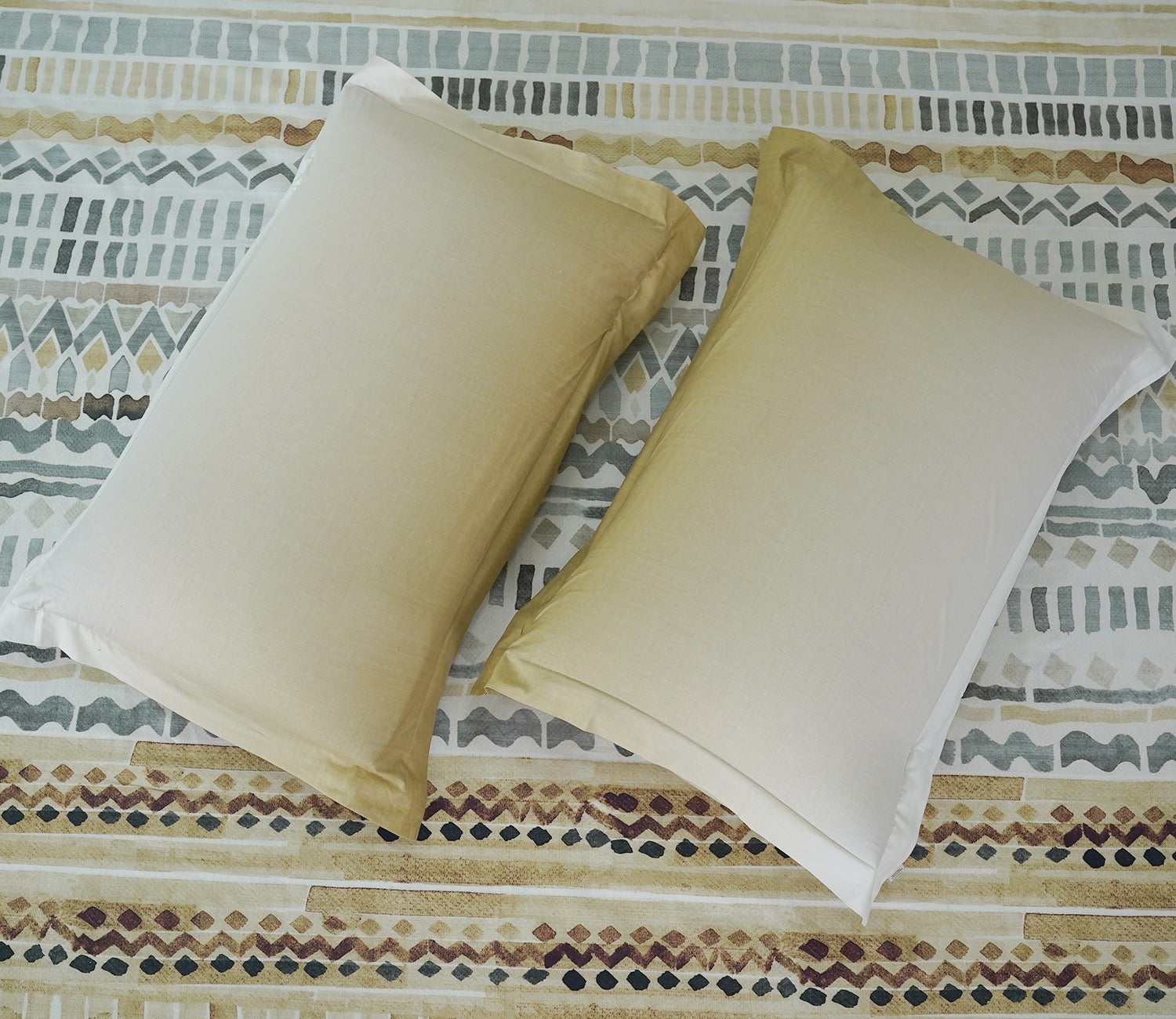 Dotted 144 TC Flat Pure Cotton King Size Bedsheet With 2 Pillow Covers (Cream)