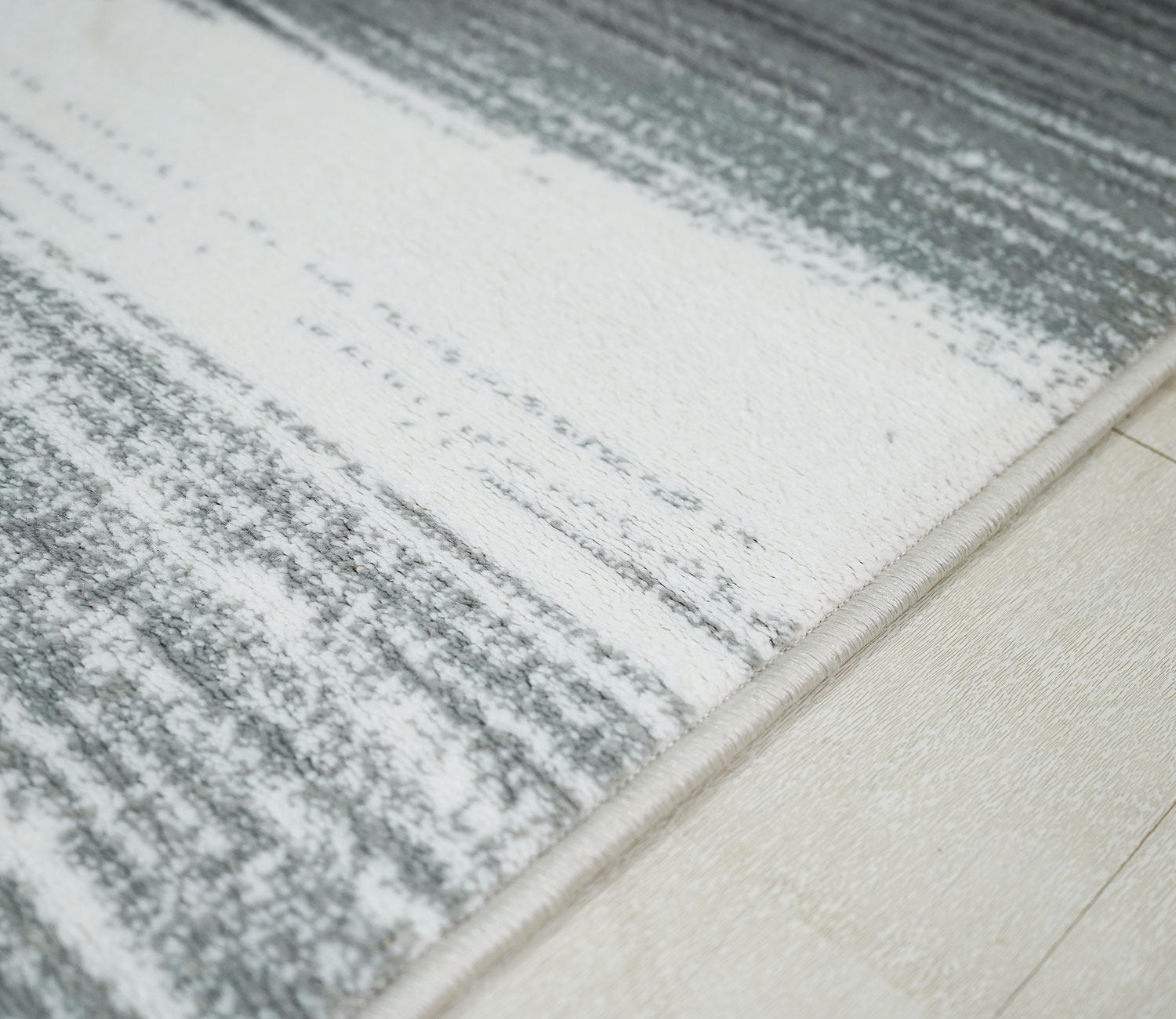 Mersey Grey Abstract Carpet (7.5 x 5 Feet)