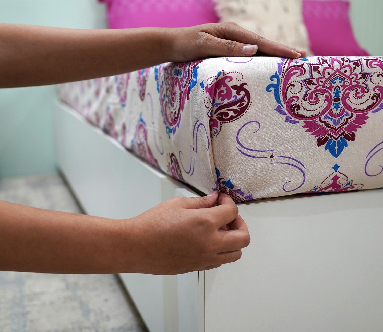 Adorn Moments Queen Size Bedsheet (Pink)