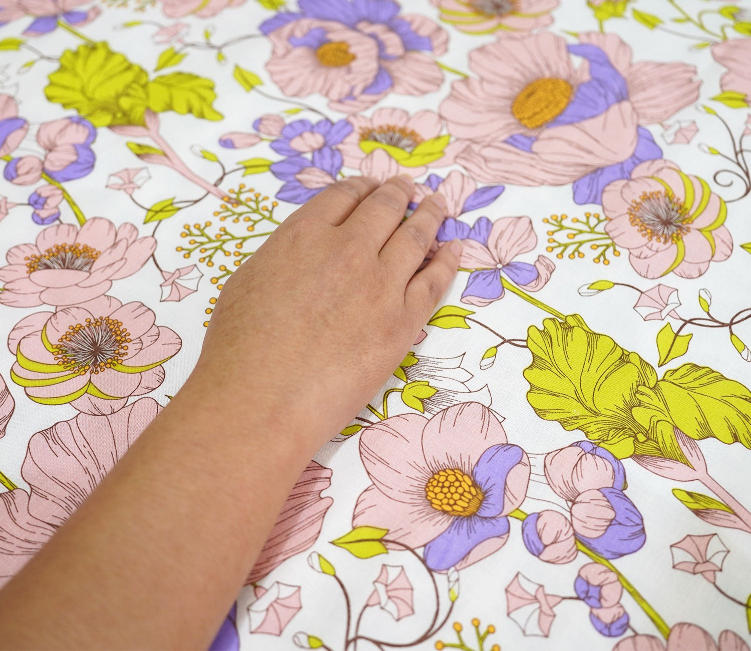 Ellen Moments Queen Size Bedsheet (Pink)