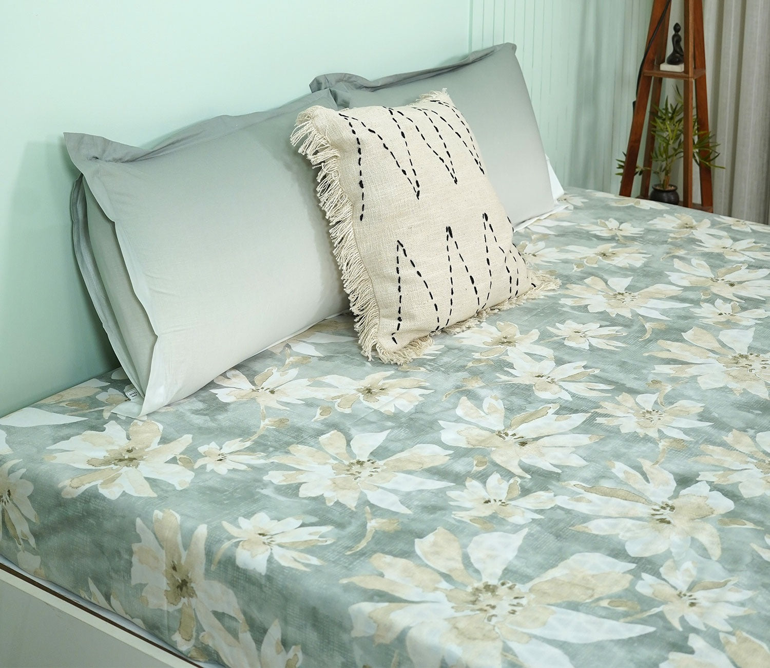 Blossom Flat Cotton Bed Sheet King Size with 2 Pillow Covers (Grey)