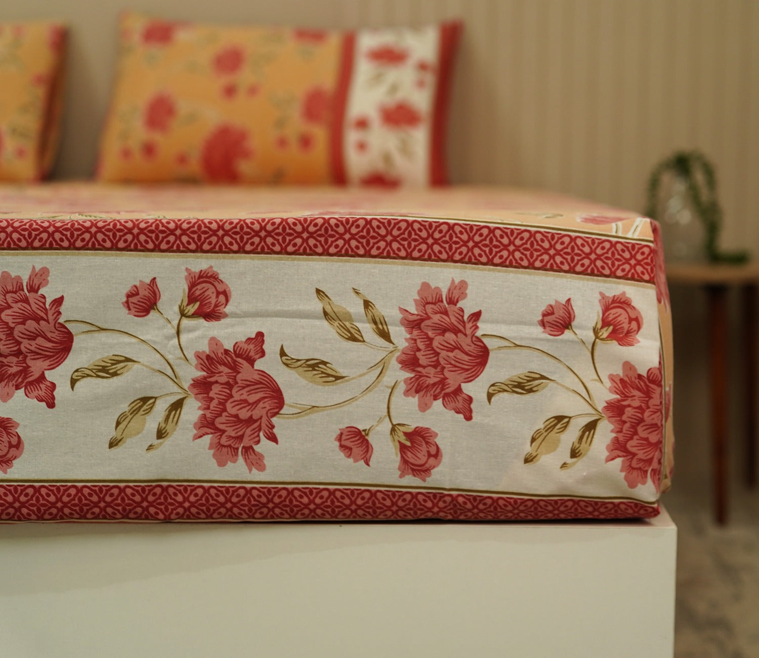 120 TC Imperial Blossoms Cotton Bedsheet King Size With 2 Pillow Cover (Peach)