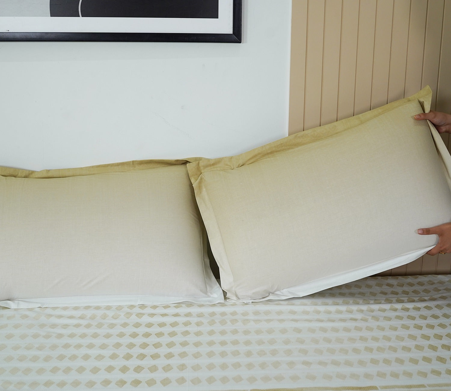 Dotted 144 TC Flat Pure Cotton King Size Bedsheet With 2 Pillow Covers (Cream)