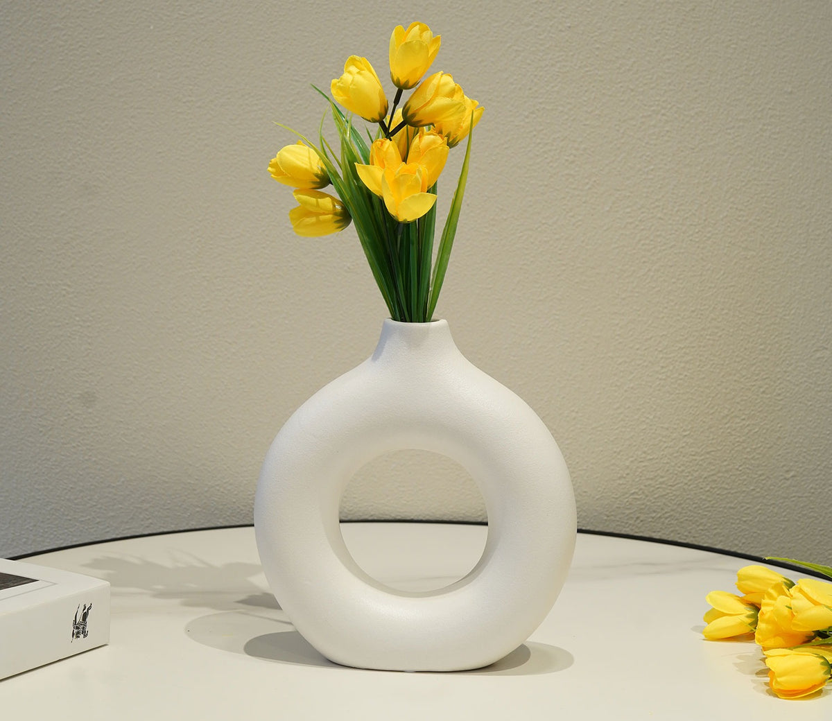 Polymera Ceramic Donut Vase (White, M)