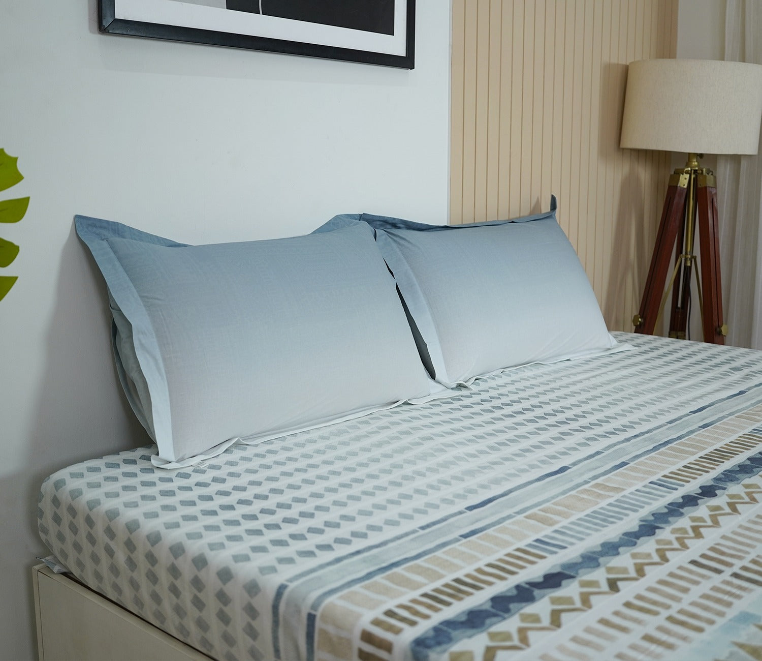 Dotted 144 TC Flat Pure Cotton King Size Bedsheet With 2 Pillow Covers (Blue)
