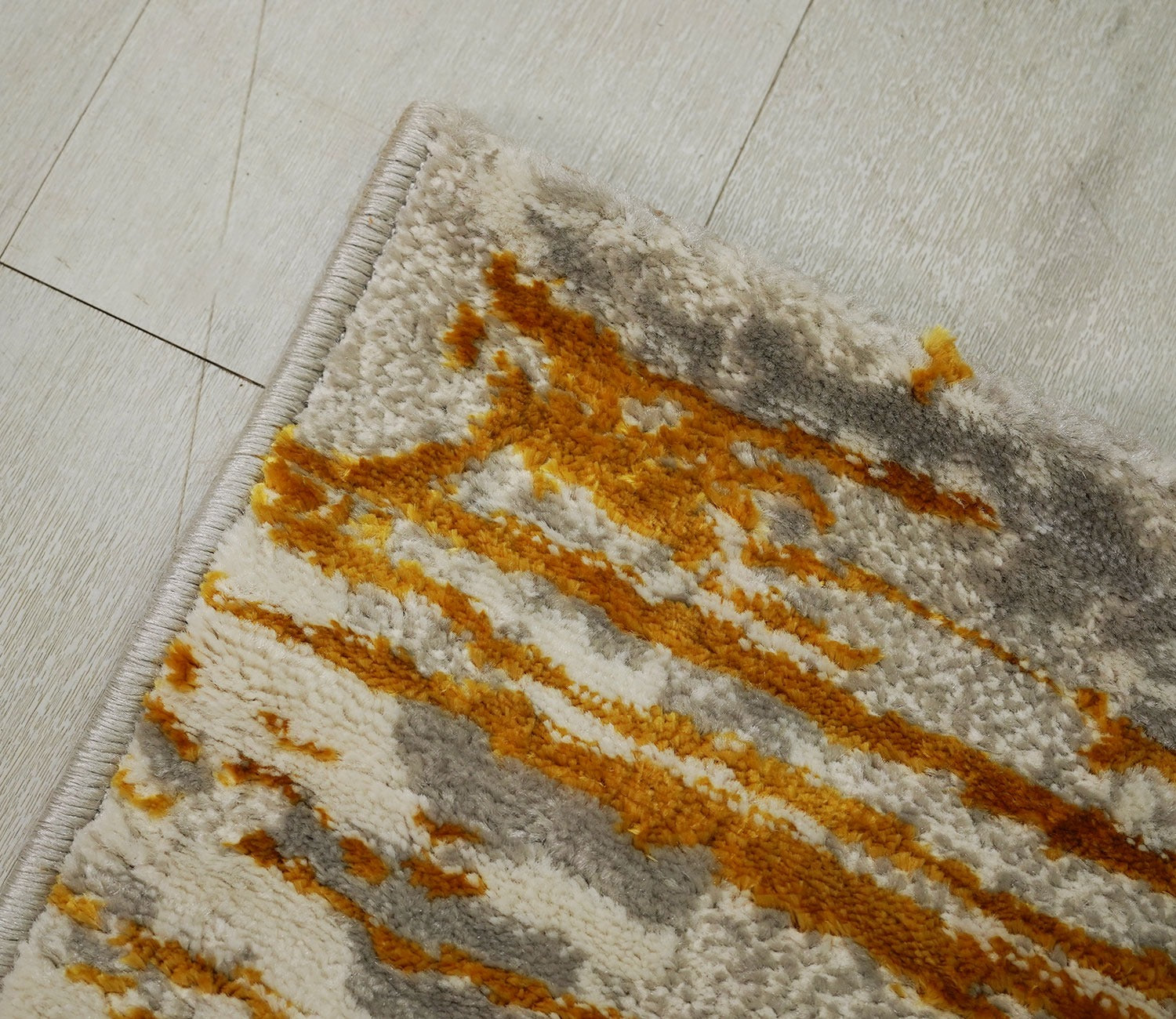 Malibu Beige Abstract Carpet (7.5 x 5 Feet)
