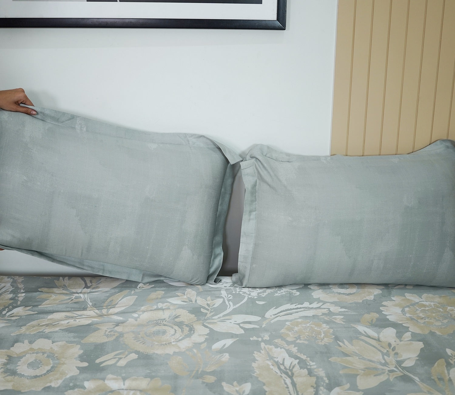 Camellia 300 TC Flat Pure Cotton King Size Bedsheet With 2 Pillow Covers (Grey)