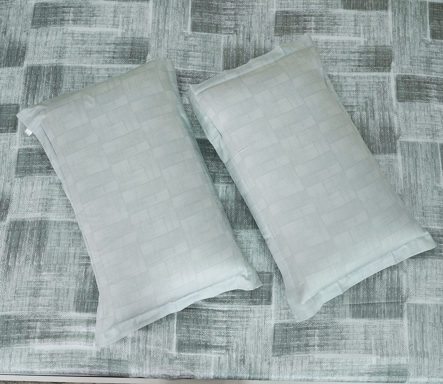 Brick 300 TC Flat Pure Cotton King Size Bedsheet With 2 Pillow Covers (Grey)