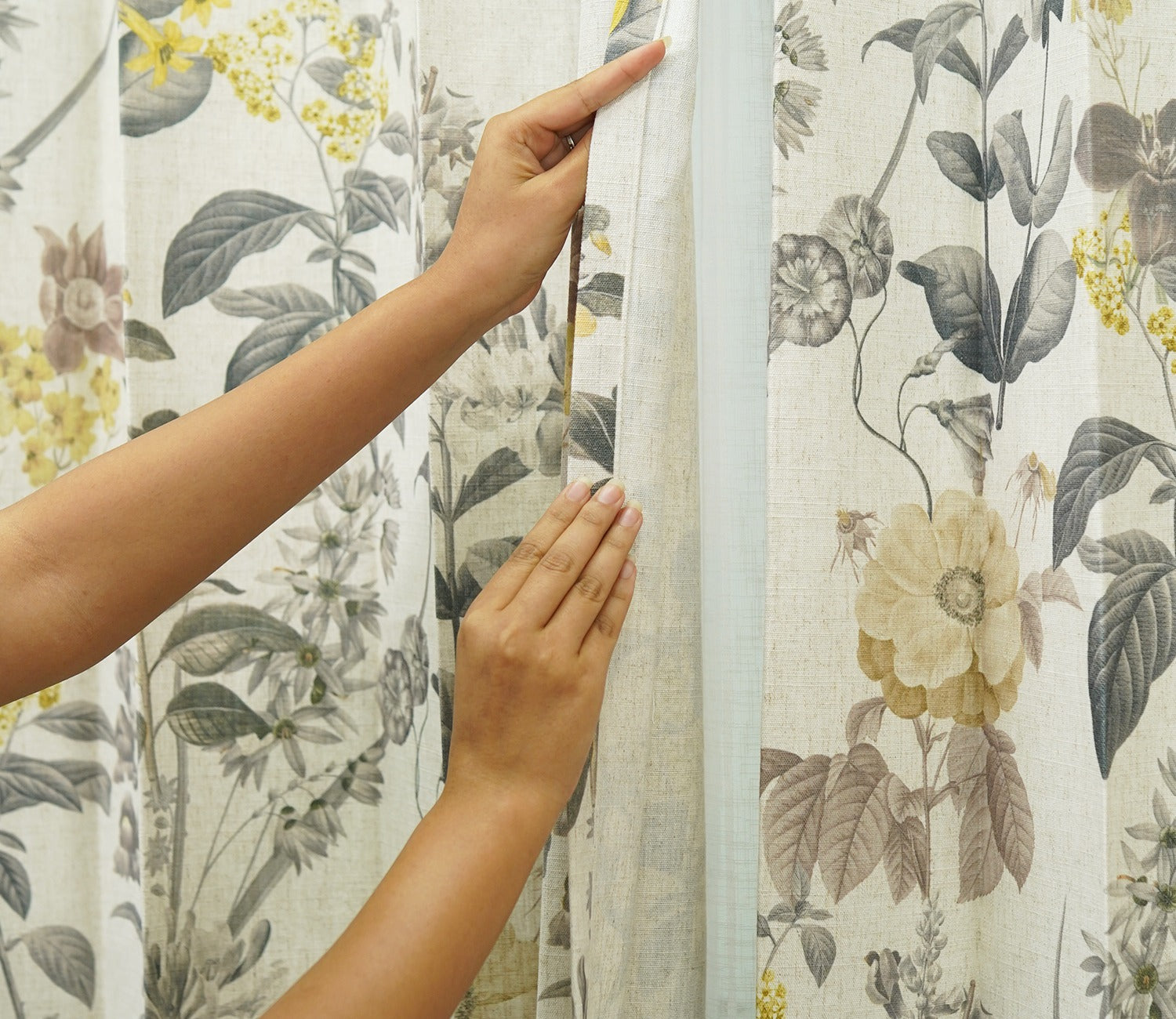Leafy Floral Print 1 Piece Light-Filtering Curtain (Grey, 7 Feet)