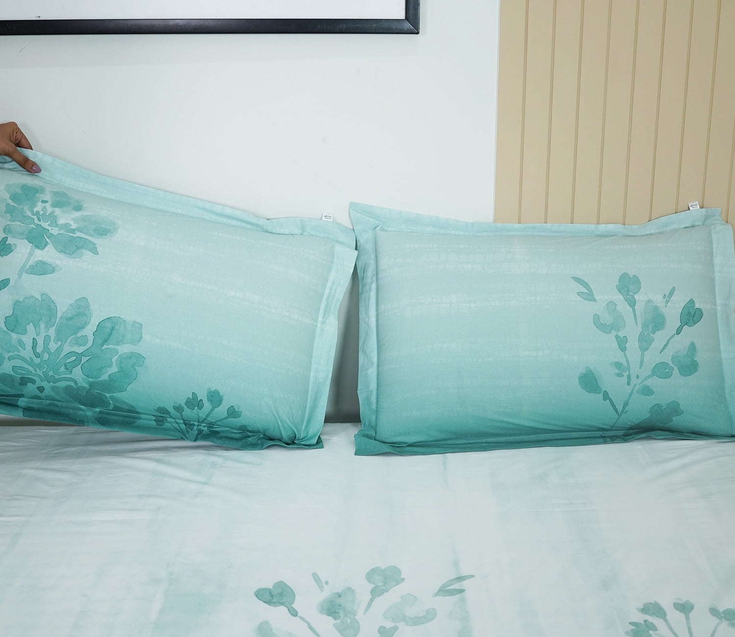 Falling Florals 180 TC  Flat Pure Cotton King Size Bedsheet With 2 Pillow Covers (White)