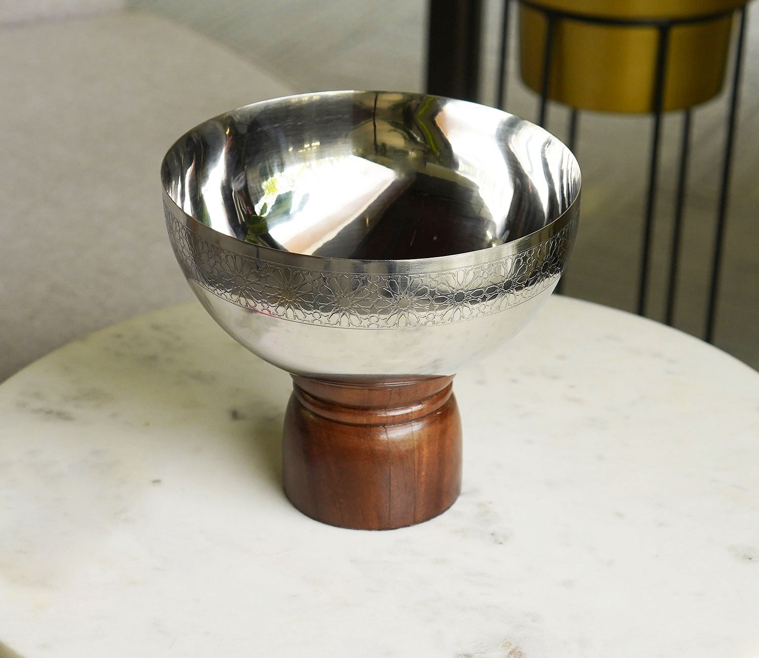Ranier Metal and Wooden Base Round Bowl (L, Silver)