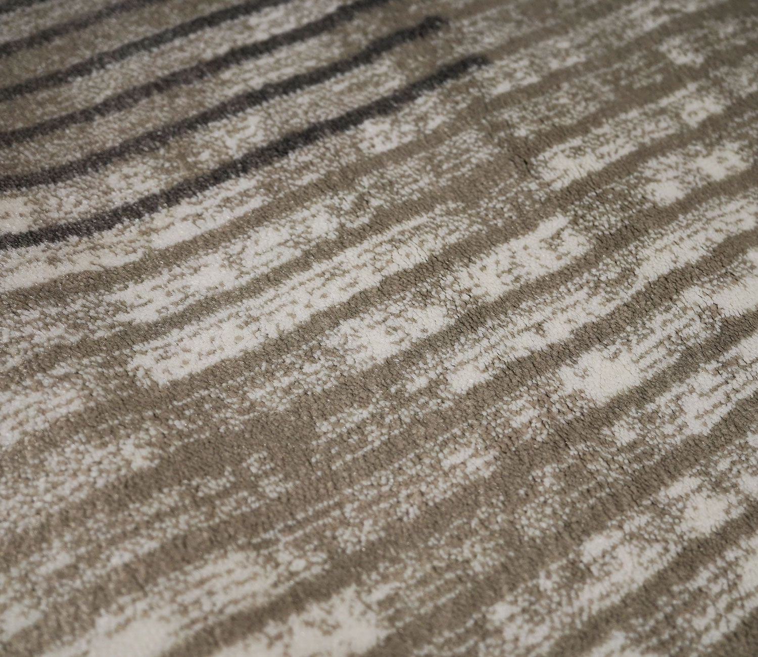 Midtown Grey Abstract Carpet (7.5 x 5 Feet)