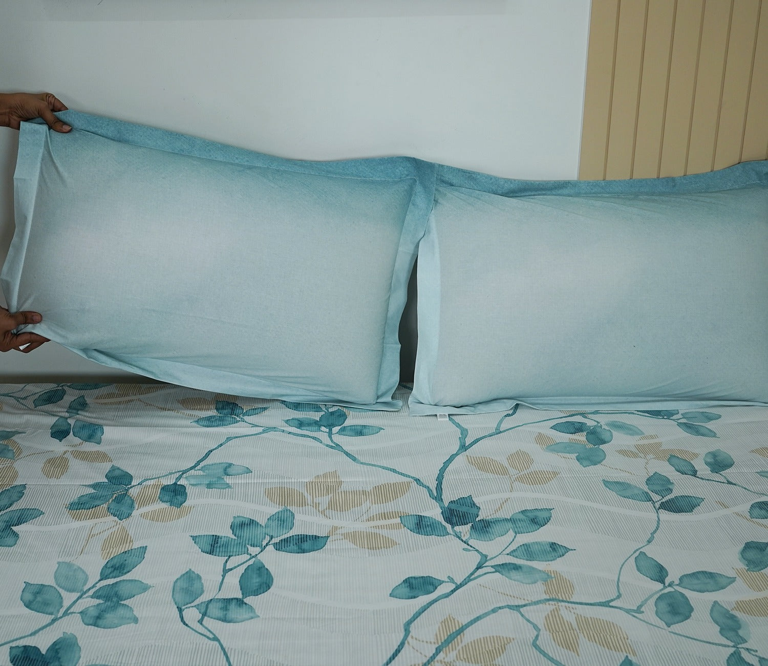 Flowery 144 TC Flat Pure Cotton King Size Bedsheet With 2 Pillow Covers (Blue)