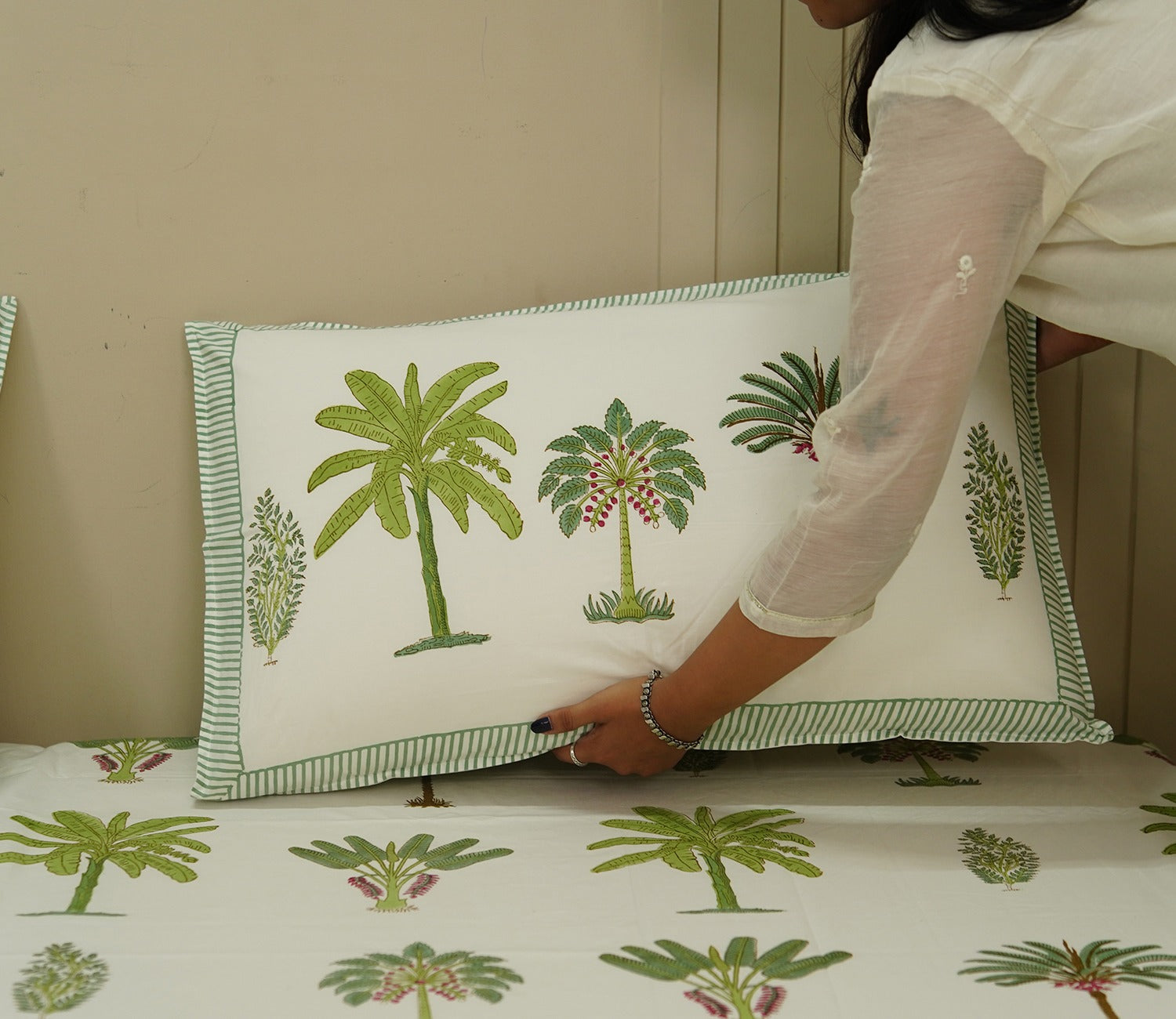 200 TC Leafy Impression Percale Cotton Bedsheet King Size With 2 Pillow Cover