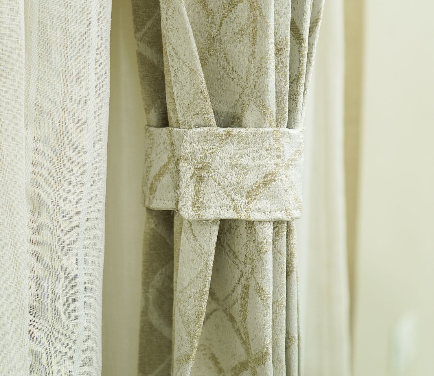 Spiral Patterned 1 Piece Blackout Curtain (Beige, 7 Feet)