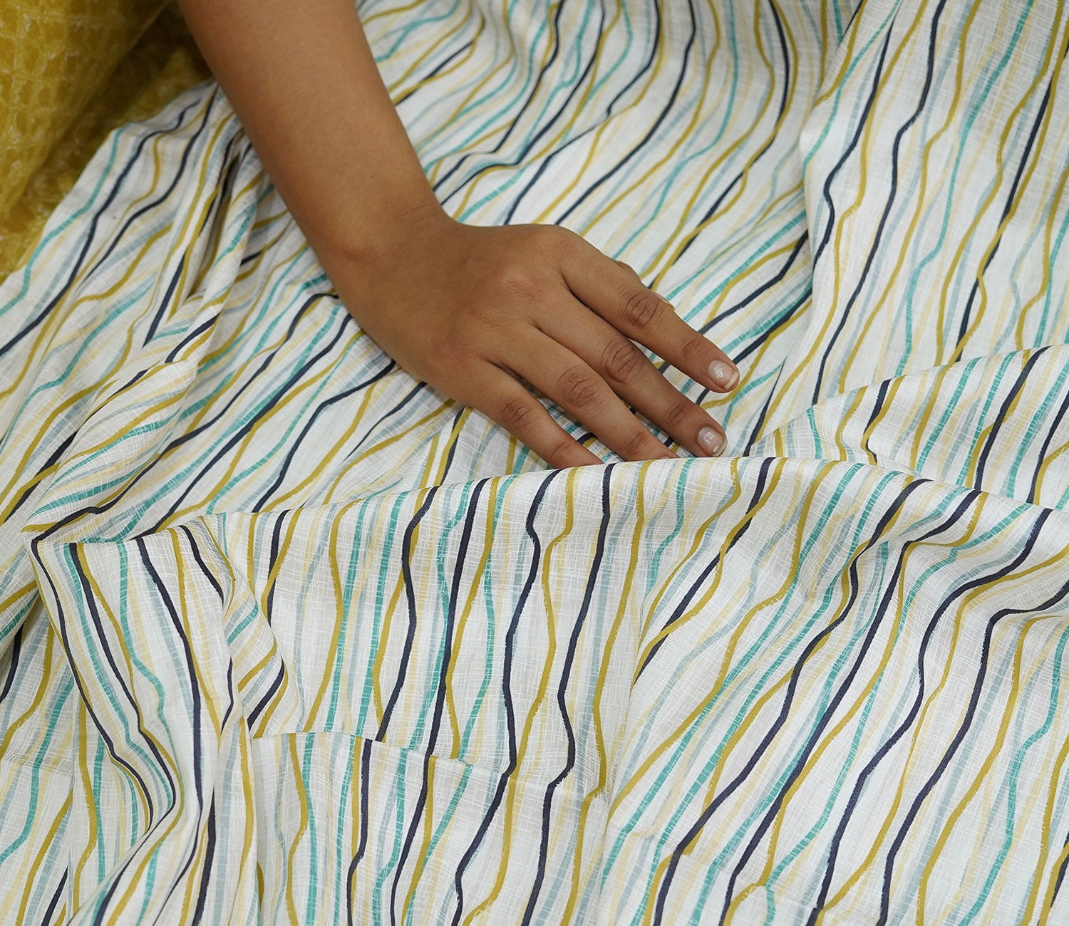 Akin Classic Printed King Size Bedsheet (Yellow)