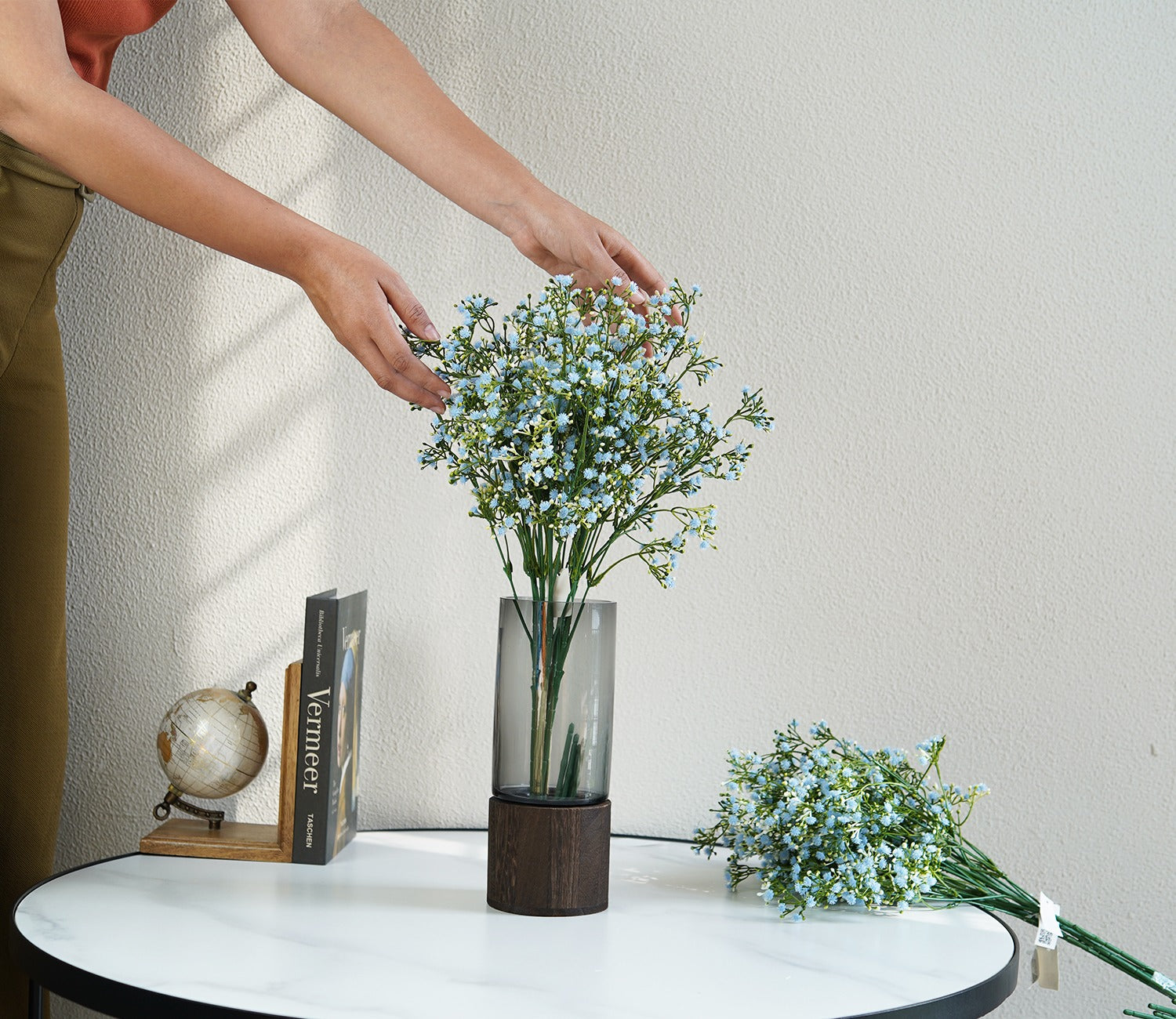 Delicate Husk Glass Vase With Wooden Base