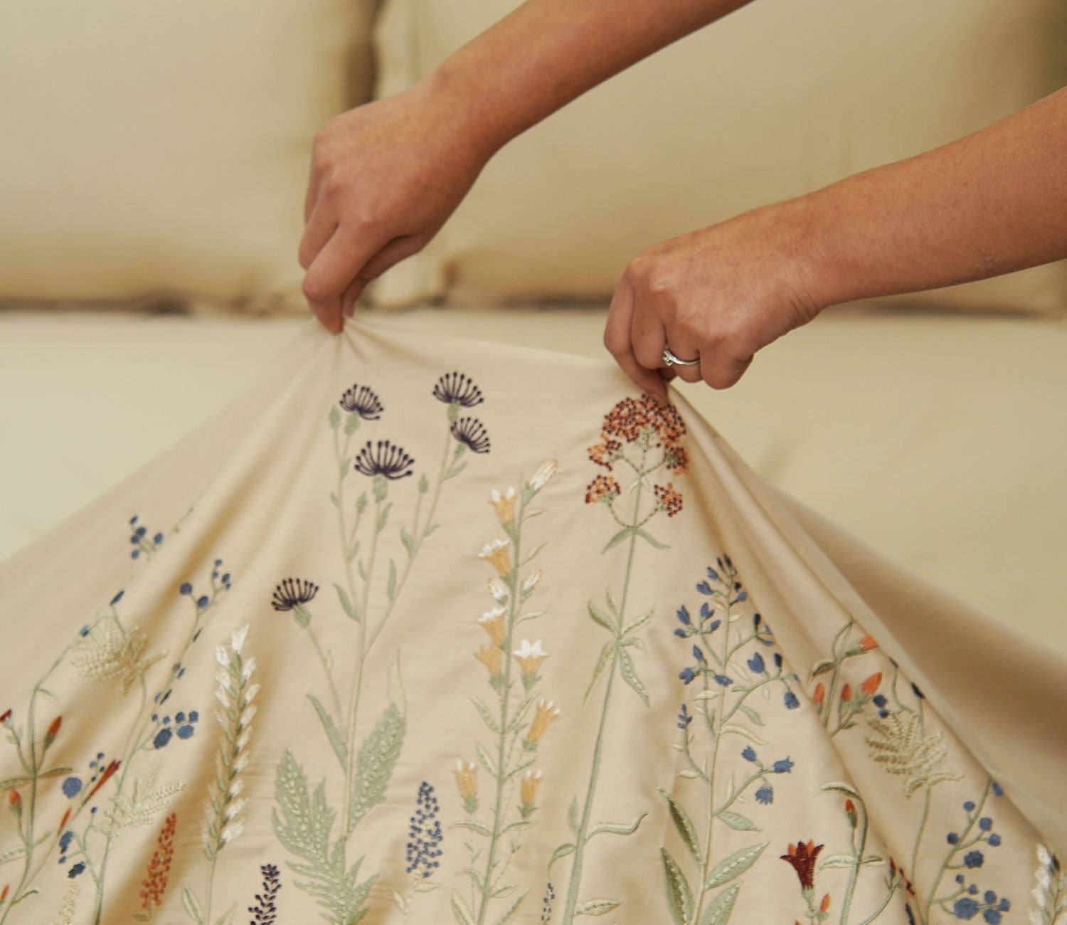 Yard Embroidery Flat Cotton Bed Sheet King Size with 2 Pillow Covers
