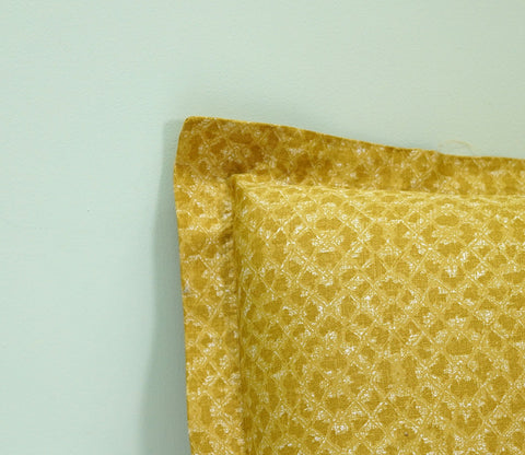 Akin Classic Printed King Size Bedsheet (Yellow)